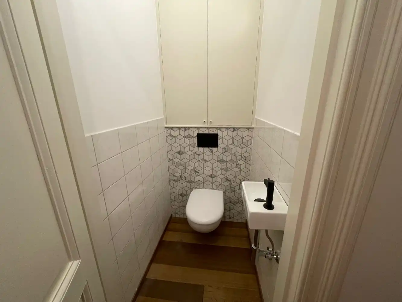 Heel mooi gerenoveerd appartement met twee slaapkamers. Tijdens de renovatie is veel aandacht besteed aan het behouden en versterken van de authentieke stijl van het gebouw. foto 8