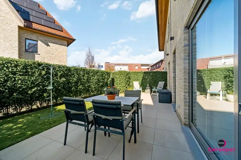 Prachtig instapklaar energiezuinig gelijkvloers appartement (2023) met tuin en 3 slaapkamers foto 2