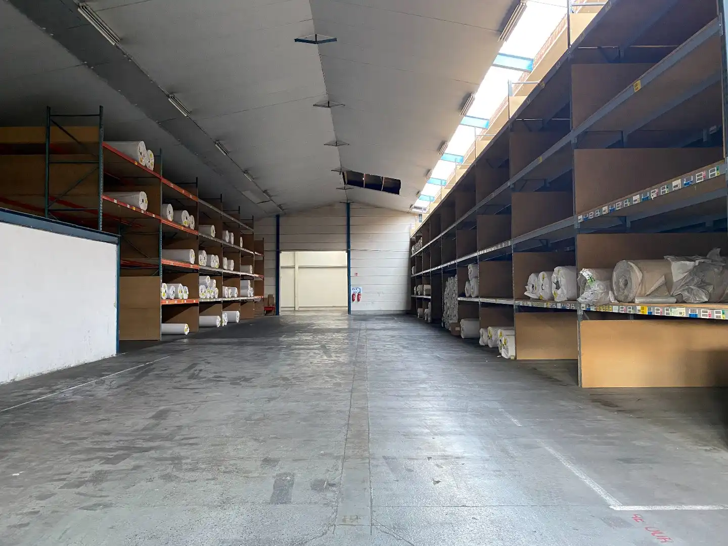 Grote loods (1195m²) met diverse mogelijkheden in een industriezone. foto 3