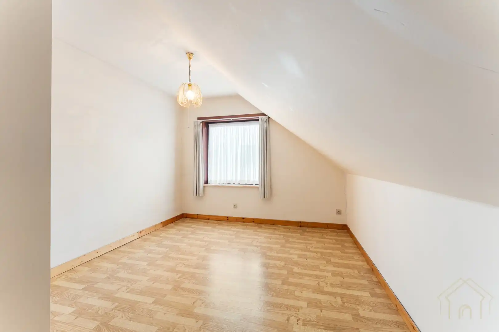 Vrijstaande woning met zonnige tuin en veel potentieel in rustige straat te Wevelgem foto 14