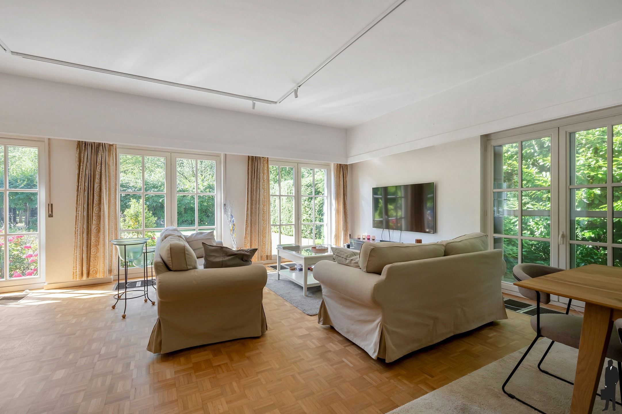 Franse villa op ca. 2.140 m² in 't Vriesdonk gelegen! foto 2