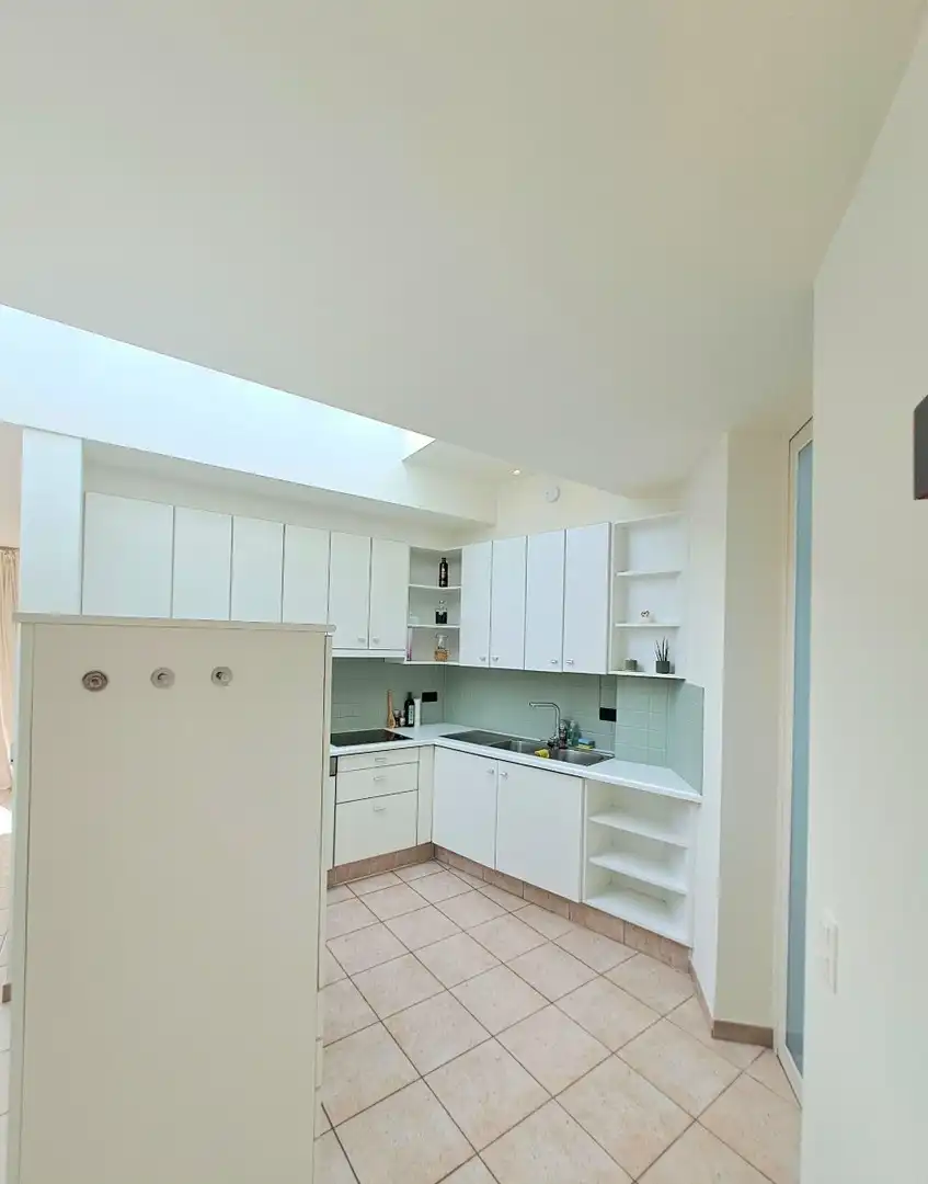Lichtrijk gelijkvoers appartement met tuin en 2 slaapkamers en garage foto 8