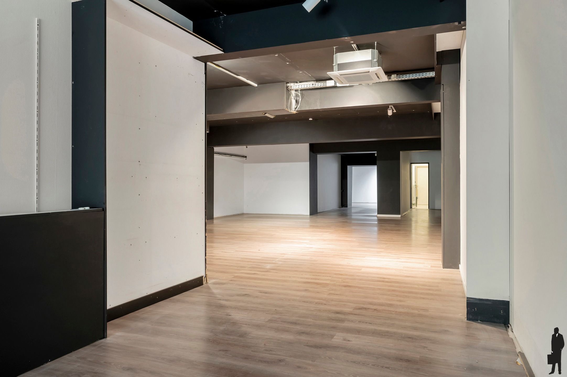 Ruim gelijkvloers handelspand met een oppervlakte van 180m² foto 4