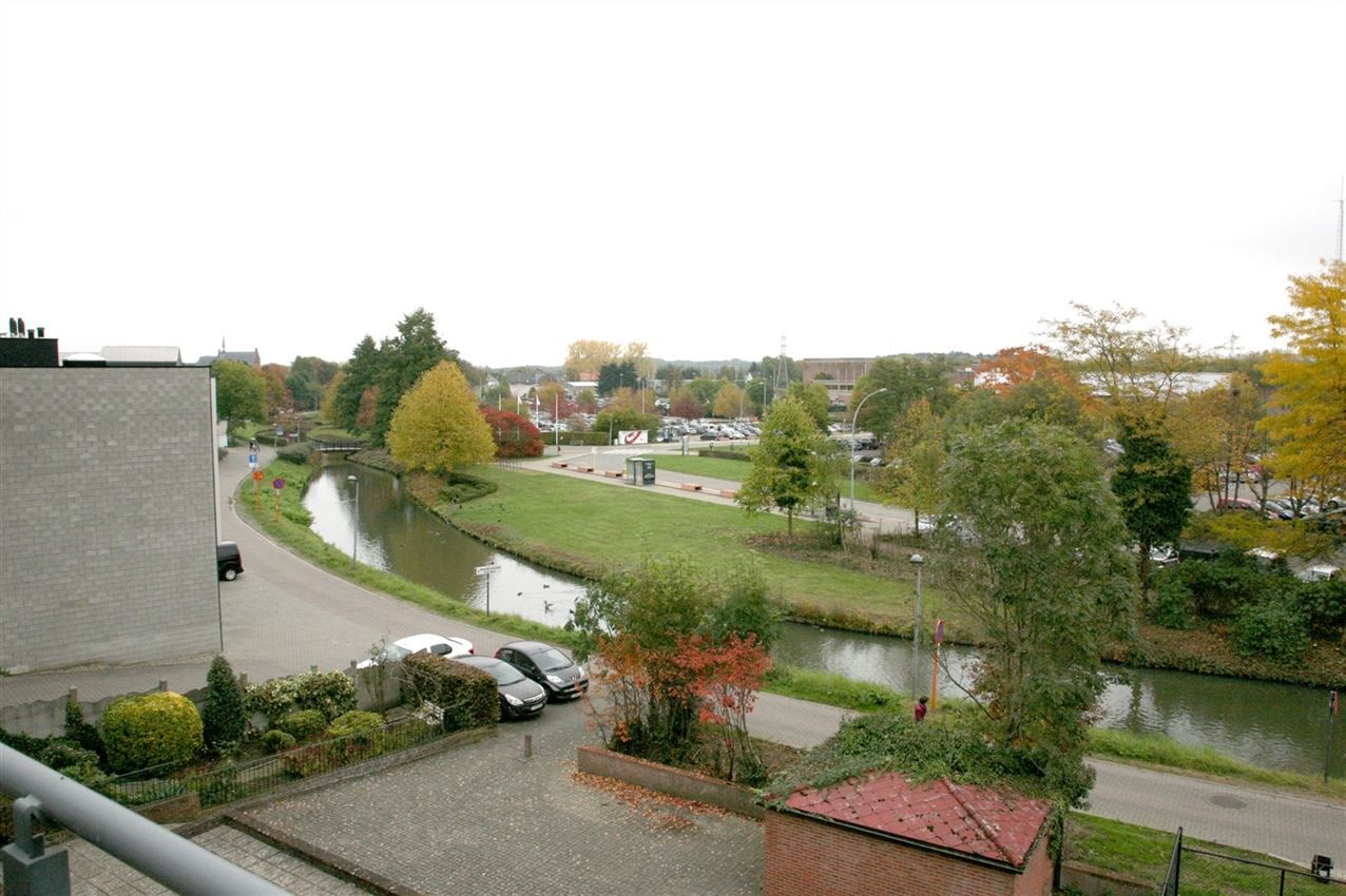 Instapklaar appartement met 2 slpk., autostaanplaats en terras in centrum Aarschot foto 5
