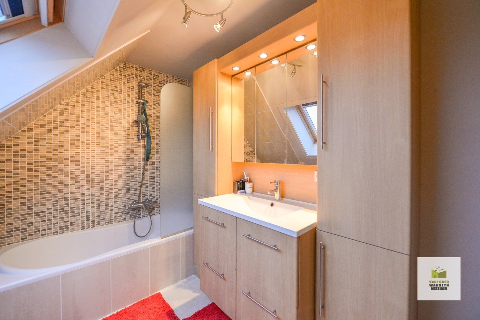 Open bebouwing in doodlopende straat met 3 slaapkamers en zongerichte tuin foto 17