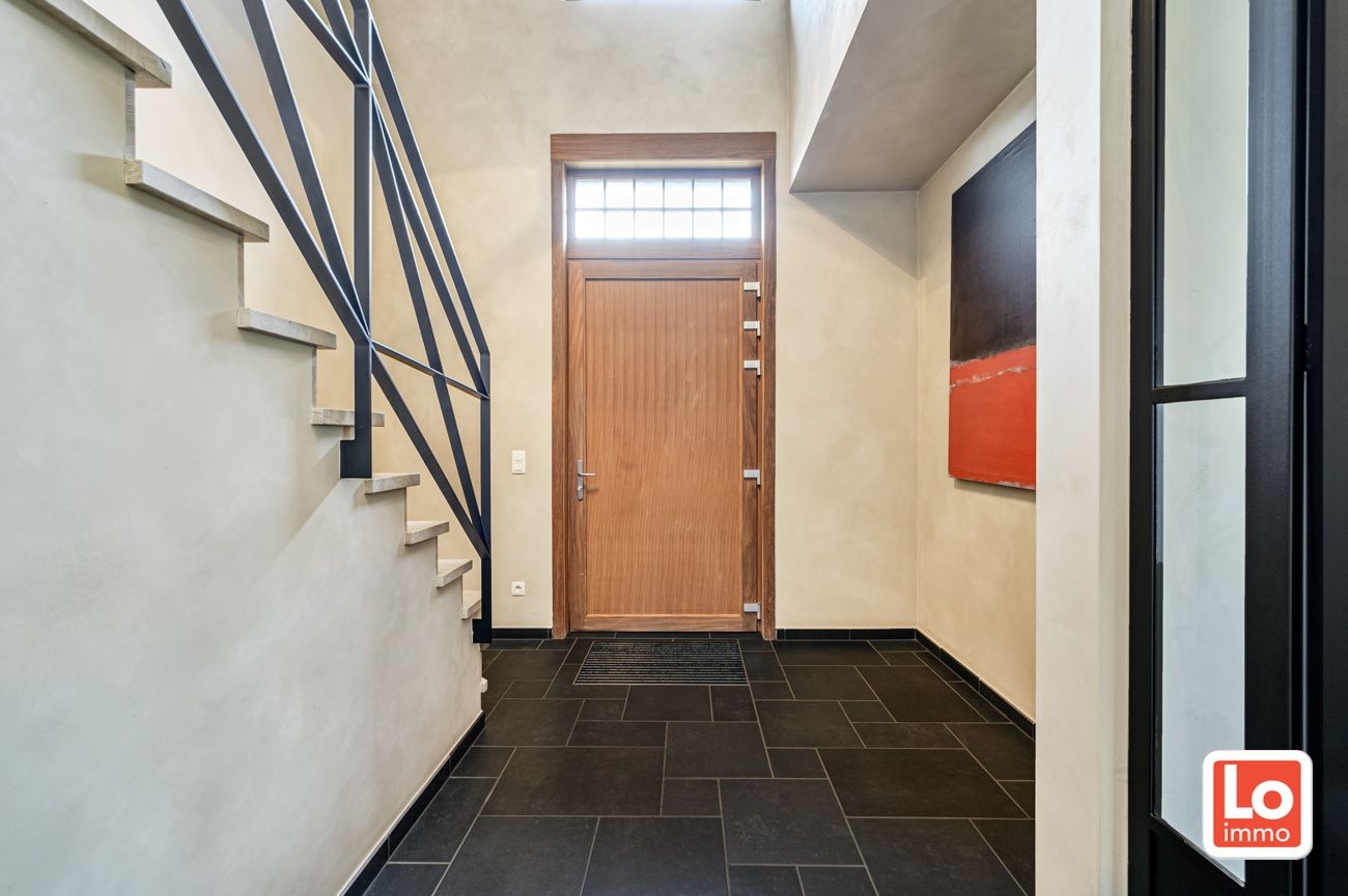 Ruime, charmante en degelijke alleenstaande villa met inpandige garage op een rustige en makkelijk bereikbare locatie tussen Lochristi en Gent. foto 3