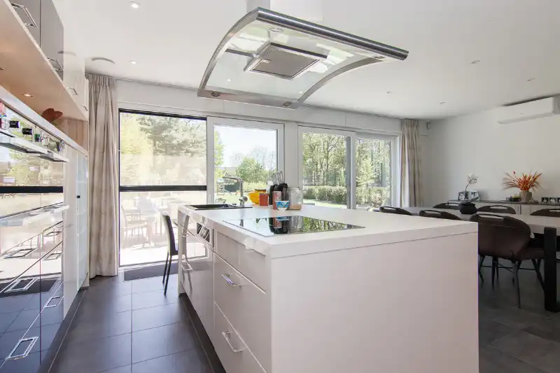 Moderne en energiezuinige woning met volledige onderkeldering gelegen op een residentieel en rustig perceel&nbsp;van 14 aren 45 centiaren nabij de scholen en het centrum van Genk foto 11