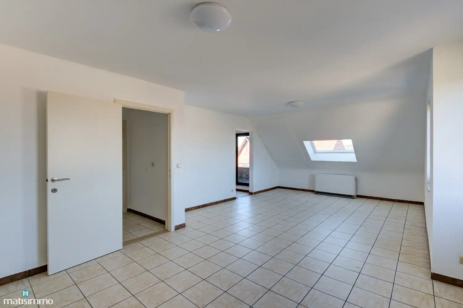 INSTAPKLAAR APPARTEMENT MET TWEE SLAAPKAMERS EN GARAGE NABIJ HET CENTRUM VAN LANAKEN foto 2