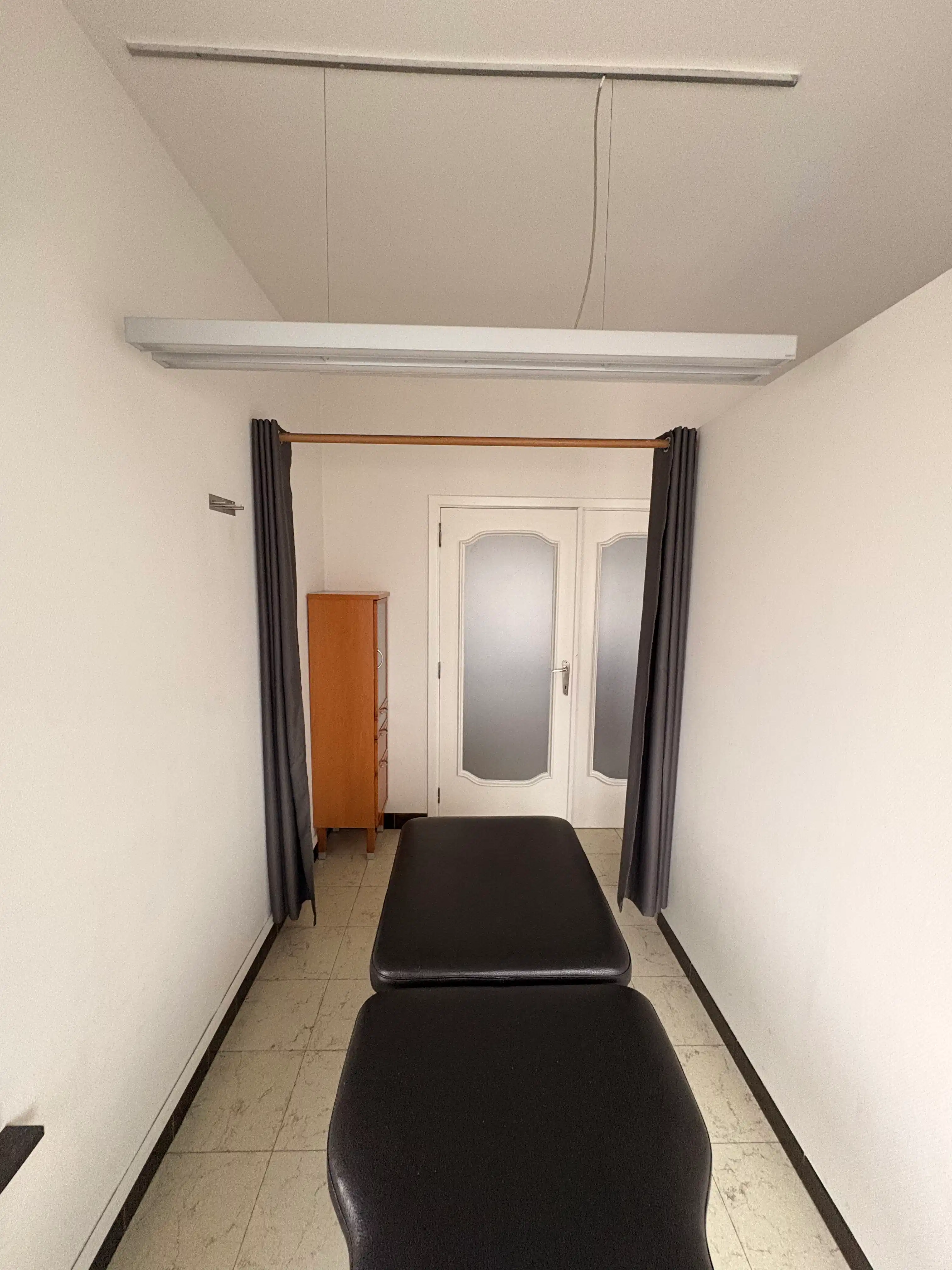 Gelijkvloerse praktijkruimte met potentieel tot éénslaapkamerappartement en privé autostaanplaats foto 22