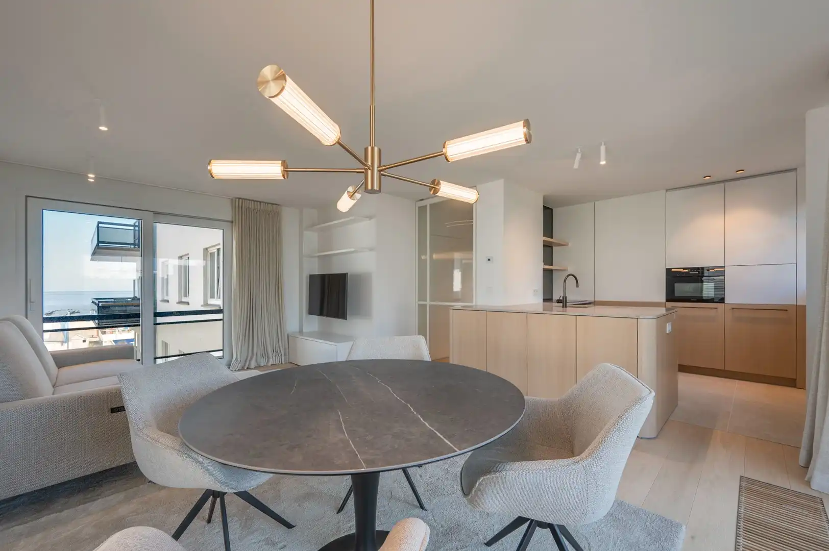 Luxueus gerenoveerd hoekappartement met zeezicht vlakbij de wandeldijk in het Zoute. foto 3