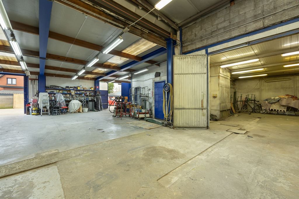 Magazijn met bureel in industriezone foto 9