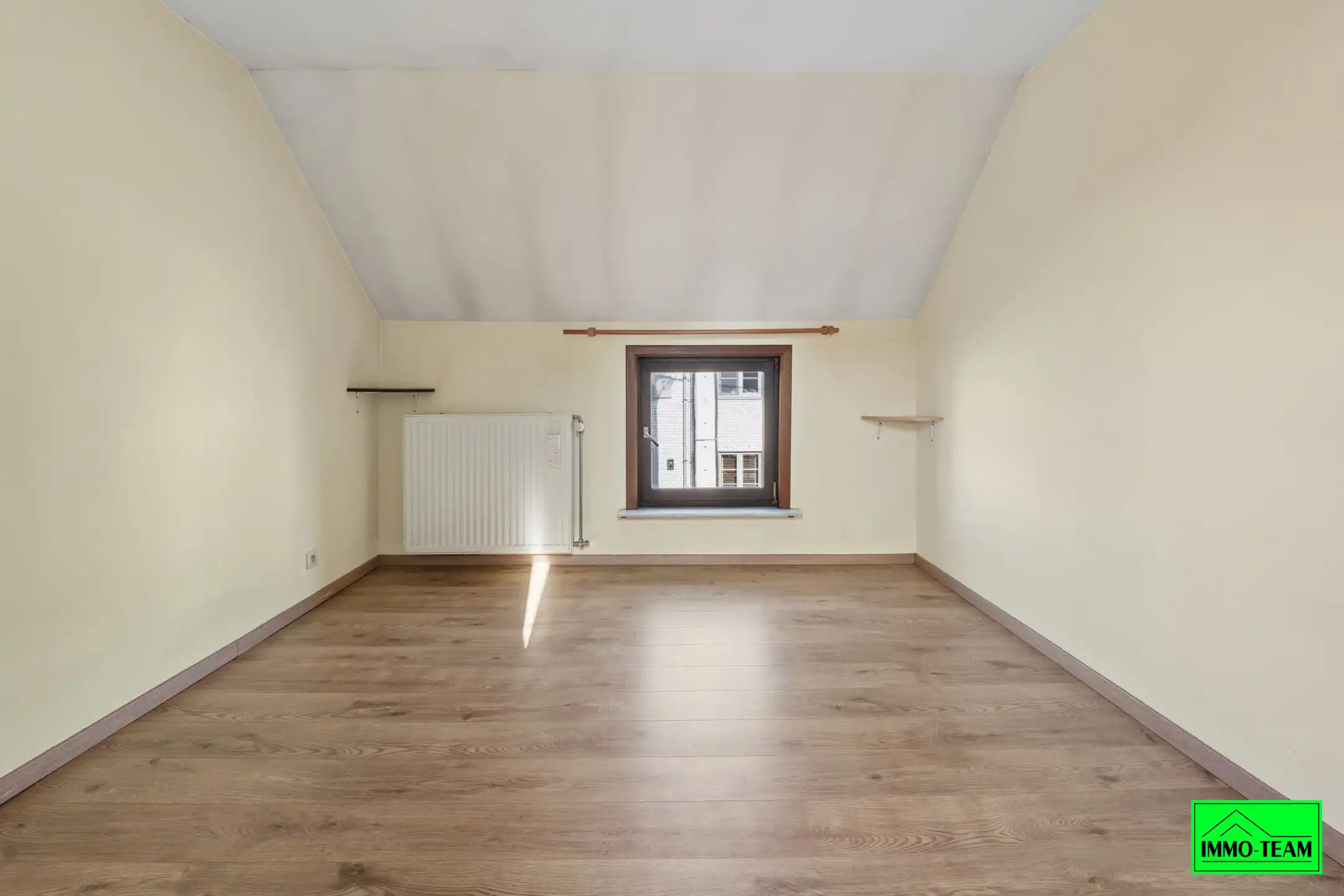 Te renoveren woning in rustige straat in Asse foto 15