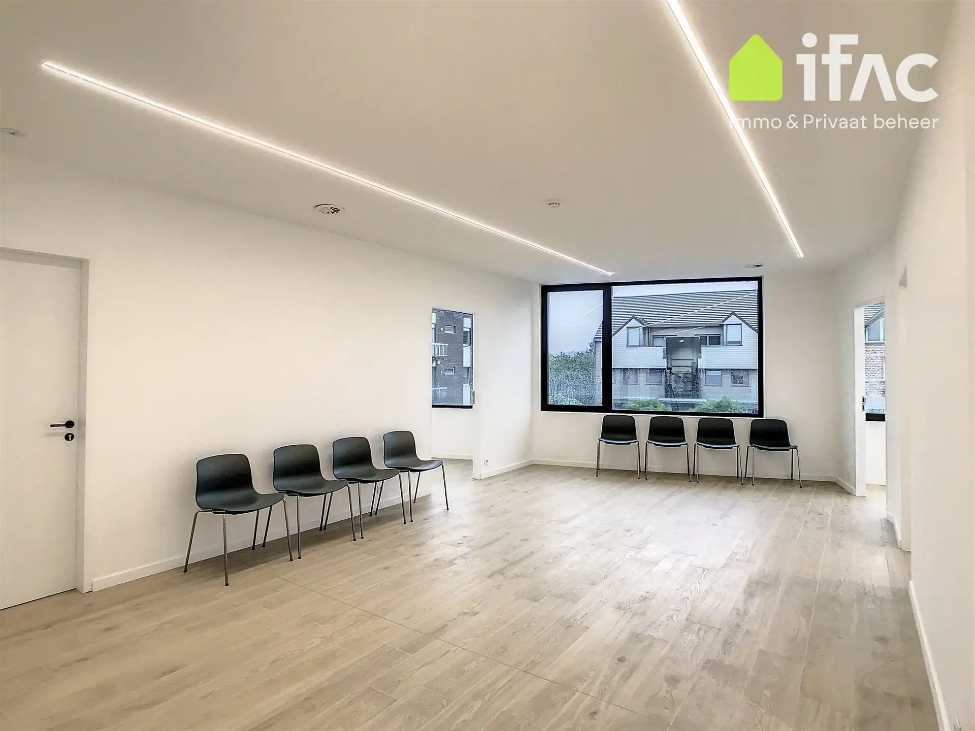 Praktijkruimte modern en lichtrijk in nieuw gebouw foto 8