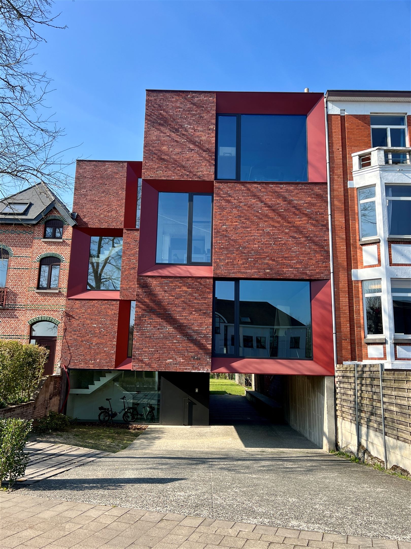 Duurzaam kantoorgebouw nabij station Gent-Sint-Pieters foto {{pictureIndex}}