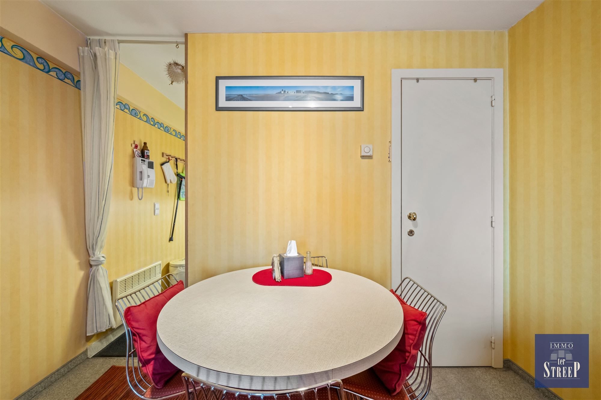 Gemeubelde studio met zeezicht foto 8