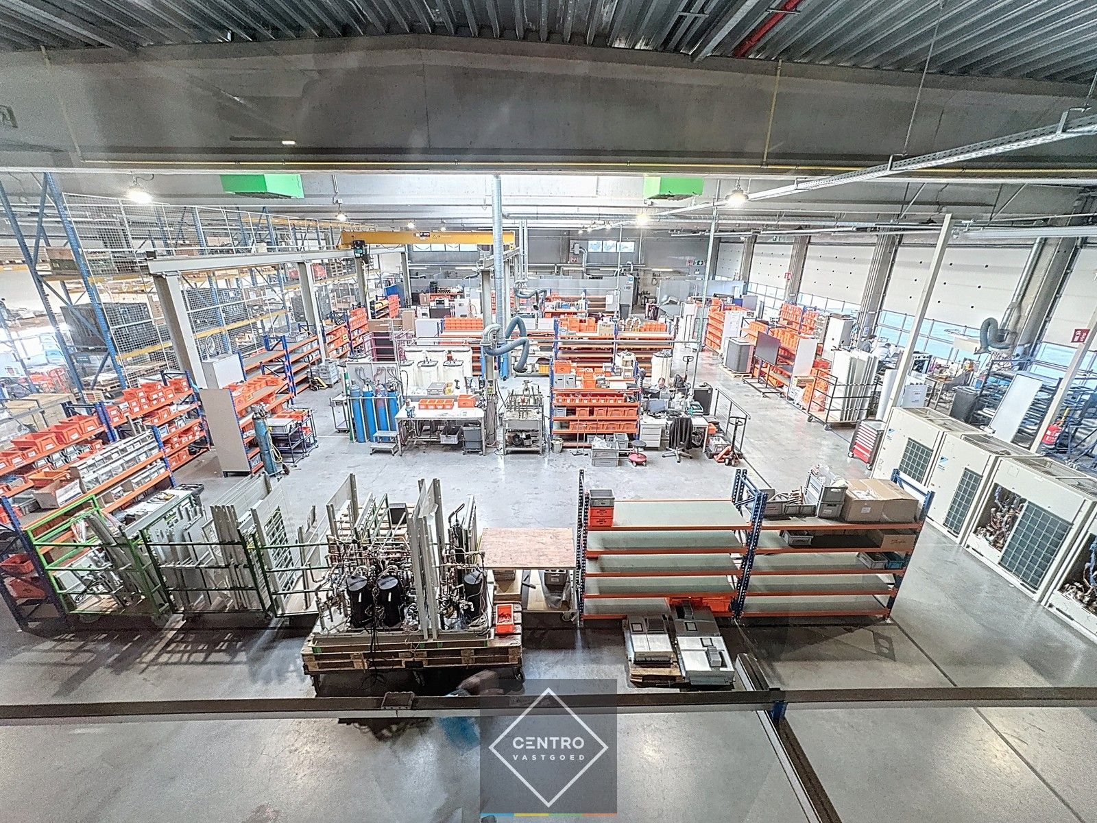 Goed geïsoleerd en verwarmd BEDRIJFSGEBOUW, bestaande uit MAGAZIJN (1.070m2) met KANTOREN en randaccomodatie (770m²)  en 56-tal private parkeerplaatsen op het terrein. Vlak aan de afrit Zandvoorde (Oostende). foto 6