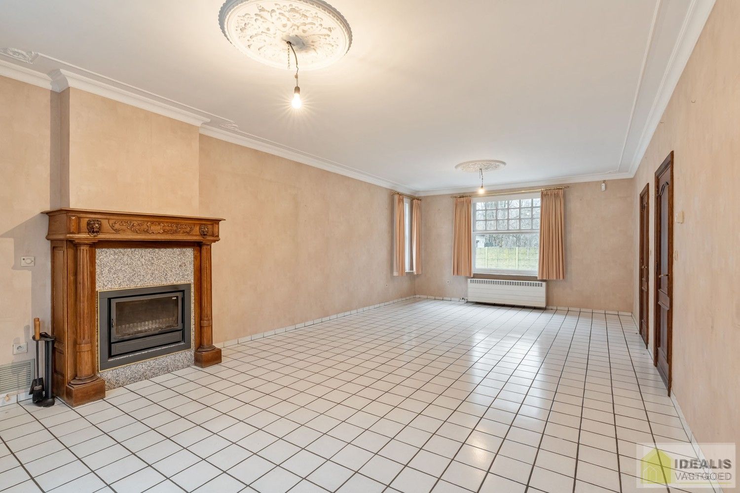 IDEALIS VASTGOED – Ruime te renoveren villa op riant perceel! De villa omvat 198m² netto bewoonbare oppervlakte met een ruime woonkamer en aansluitend uitgeruste keuken, badkamer, 2 grote en 1 kleine slaapkamer, kelder, veranda en 2 garages met sectionale poort van ca. 100m². De villa is gelegen op een prachtig perceel met een oppervlakte van ca. 1,1 hectare (11.000m²)! omgeven door bosgebied! Zeer geschikt voor kandidaten op zoek naar een unieke locatie zeer centraal gelegen, doch volledig omgeven door groen. foto 8