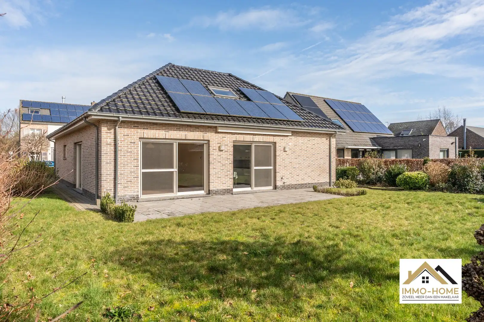 Ruime bungalow met ruime tuin in residentiële omgeving!  foto 2