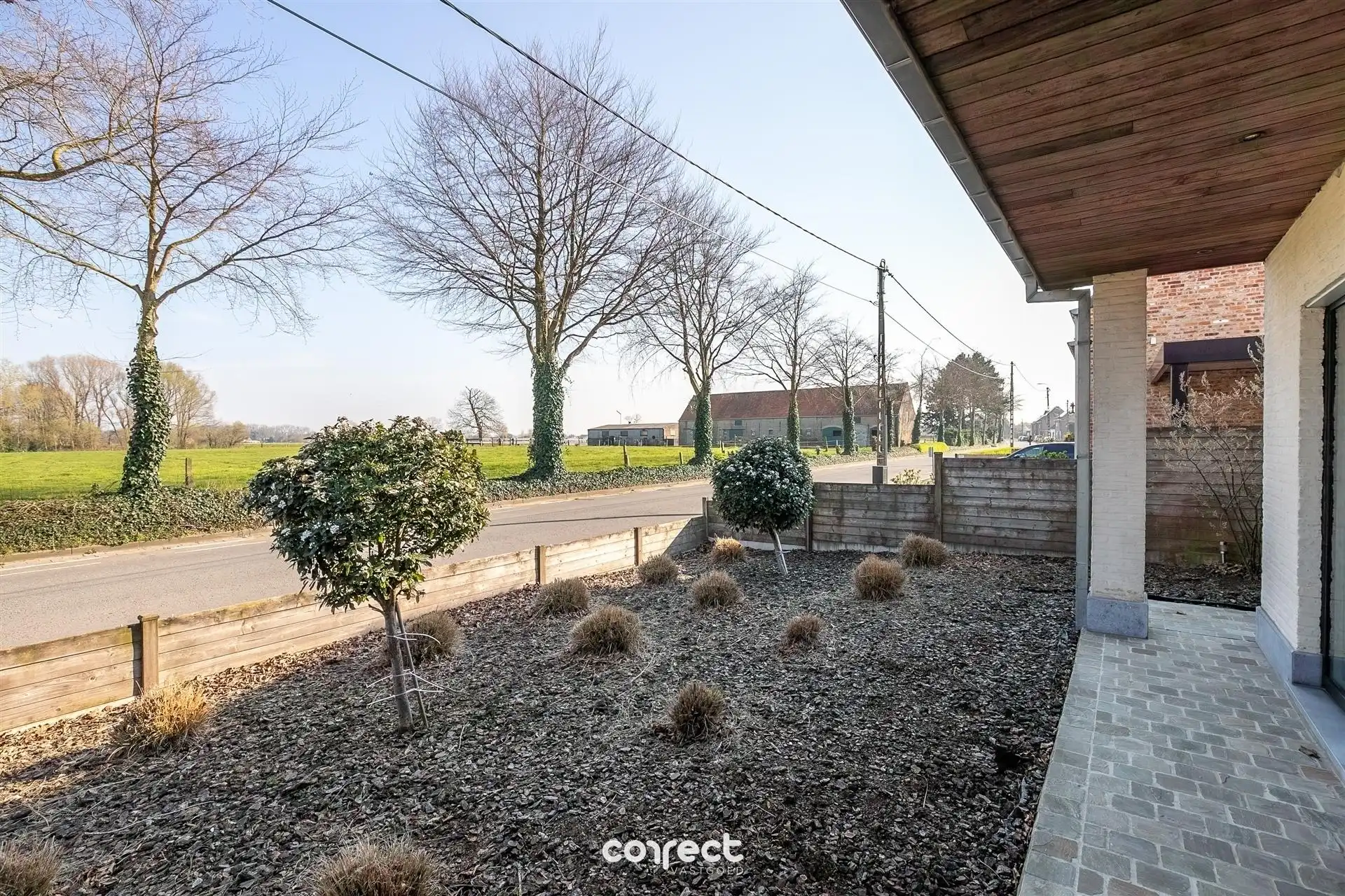 Ruime, open bebouwing met 5 slaapkamers en grote garage. foto 19