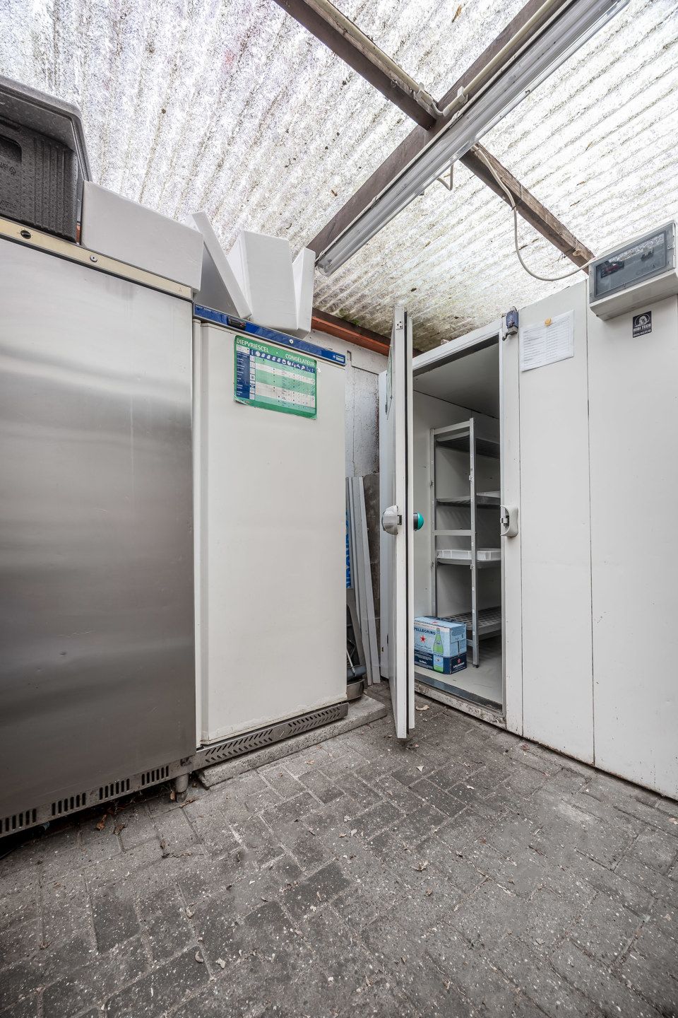 Handelspand met appartement te koop op toplocatie in Kapellen. foto 16