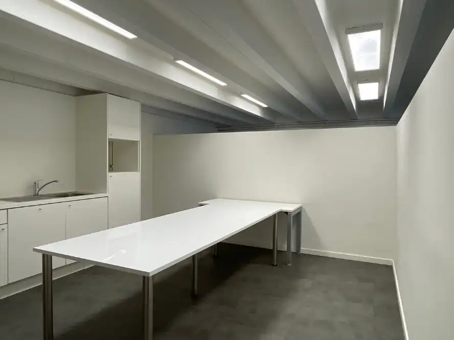 Instapklaar en polyvalent handelspand/kantoor te huur foto 19