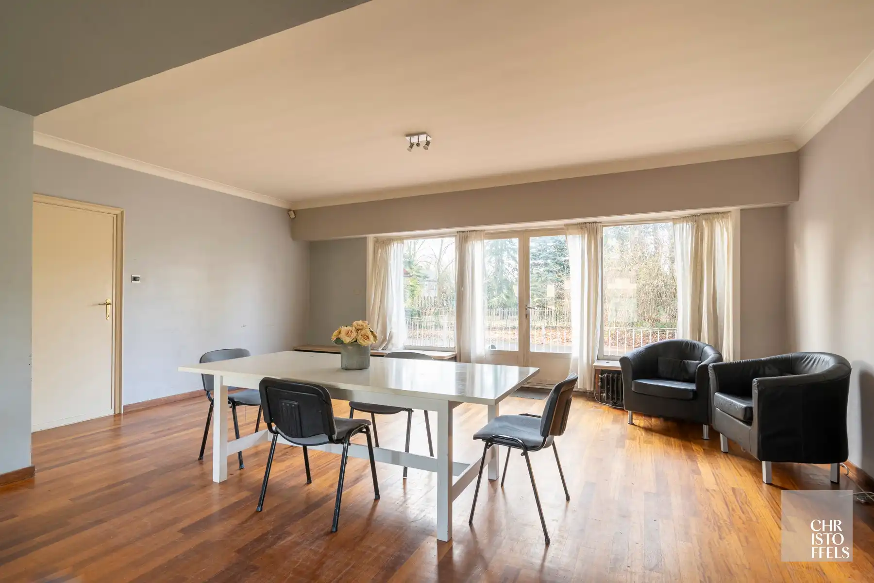 Ruime opbrengsteigendom (384m²) op een perceel van 2.681m² in hartje Zutendaal foto 2