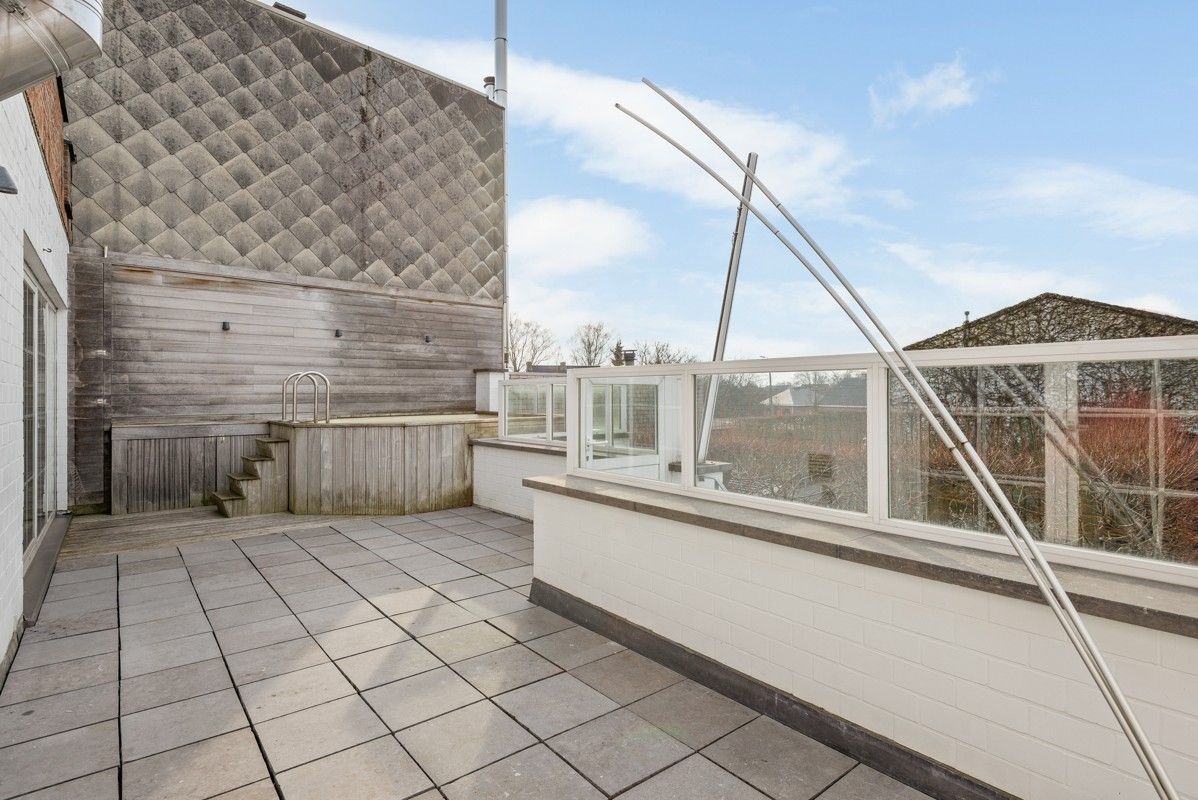 Ruim duplexappartement met mogelijk 4 slaapkamers en 2 badkamers, gezellig terras en ruime garage. foto 2