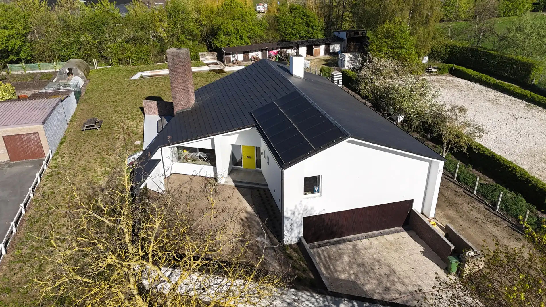 TE KOOP: Ruime architectenwoning in residentiële wijk 'De Piste'. Rustig, groen en zeer bereikbaar perceel van 1800m²! foto 2