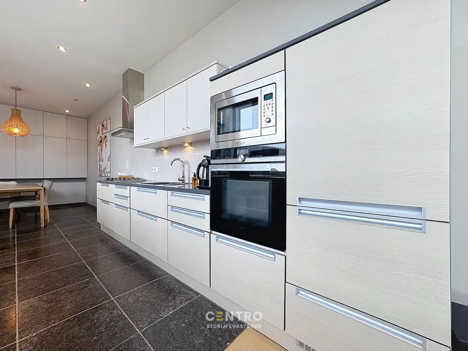 Fantastische woonst met handelsruimte op CHARMANTE ligging te Oostende! foto 7