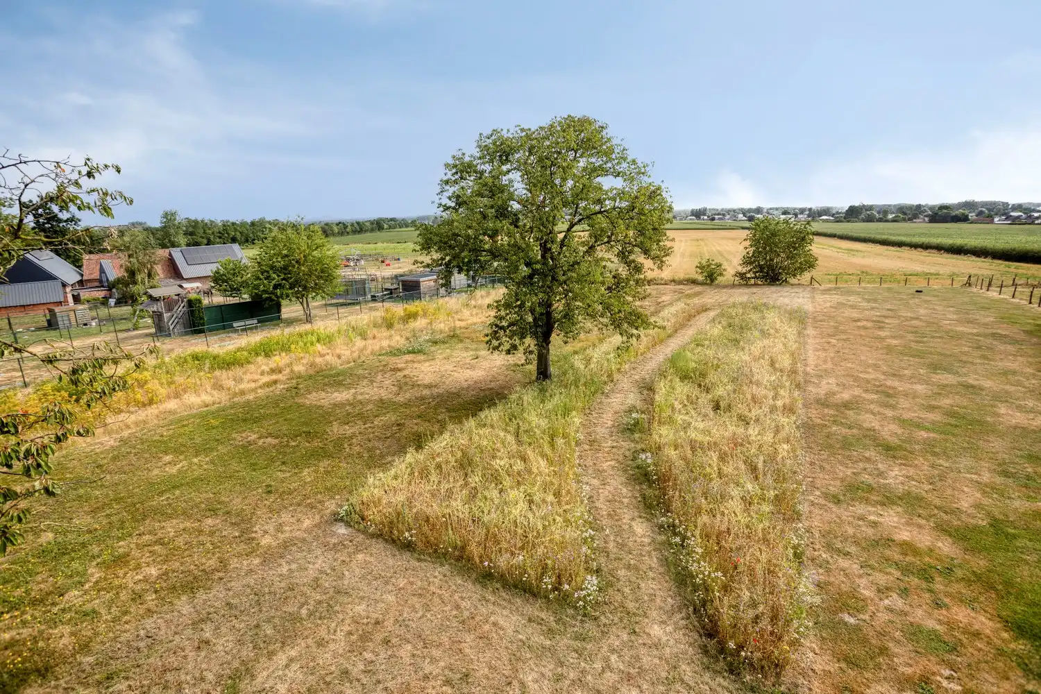 Ruime gerenoveerde gezinswoning met 3 slaapkamers op een uitzonderlijk perceel foto 26