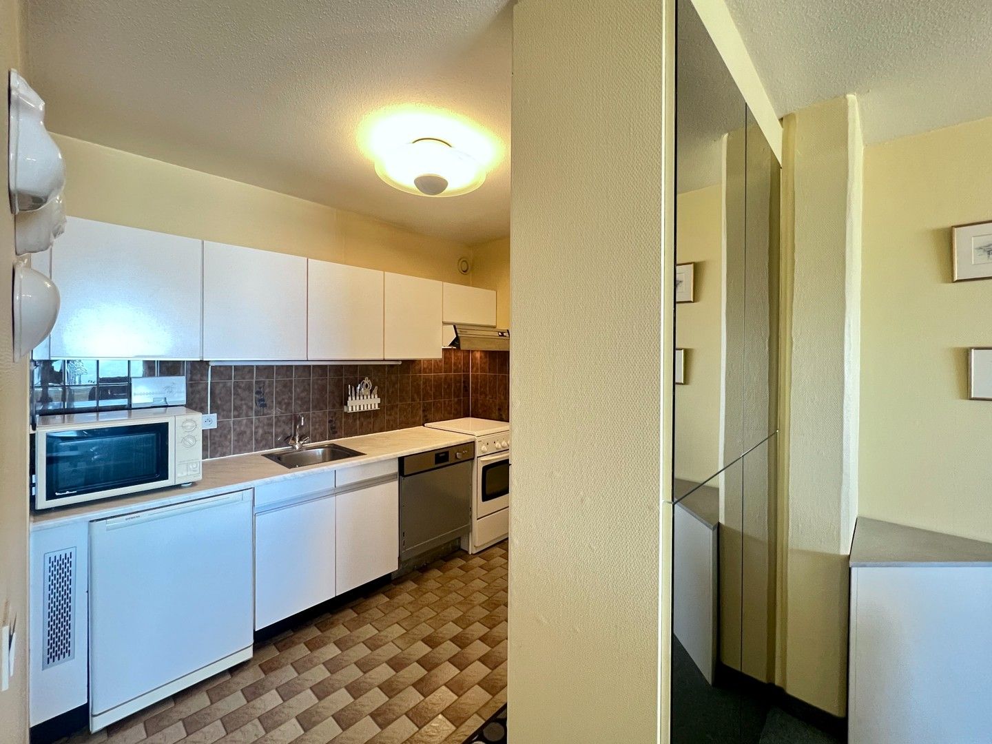 Te renoveren appartement met 2 slaapkamers op een uitstekende ligging foto 7