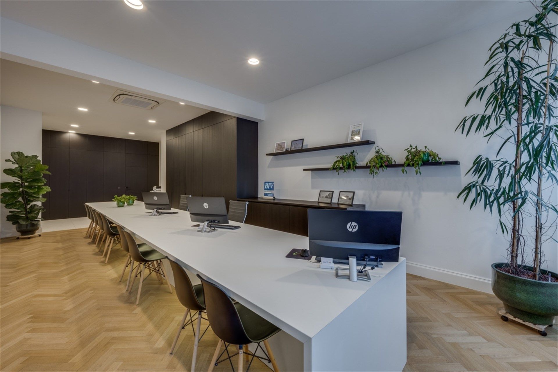 Representatief kantoor- of handelspand op topligging aan het Keizersplein in Aalst foto 4