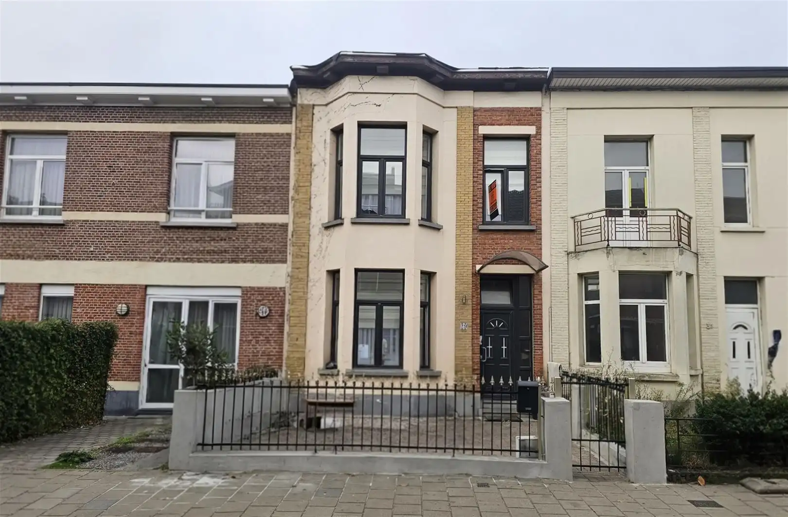 Hoofdfoto van de publicatie: Gunstig gelegen woning met 3 slpks en veranda.