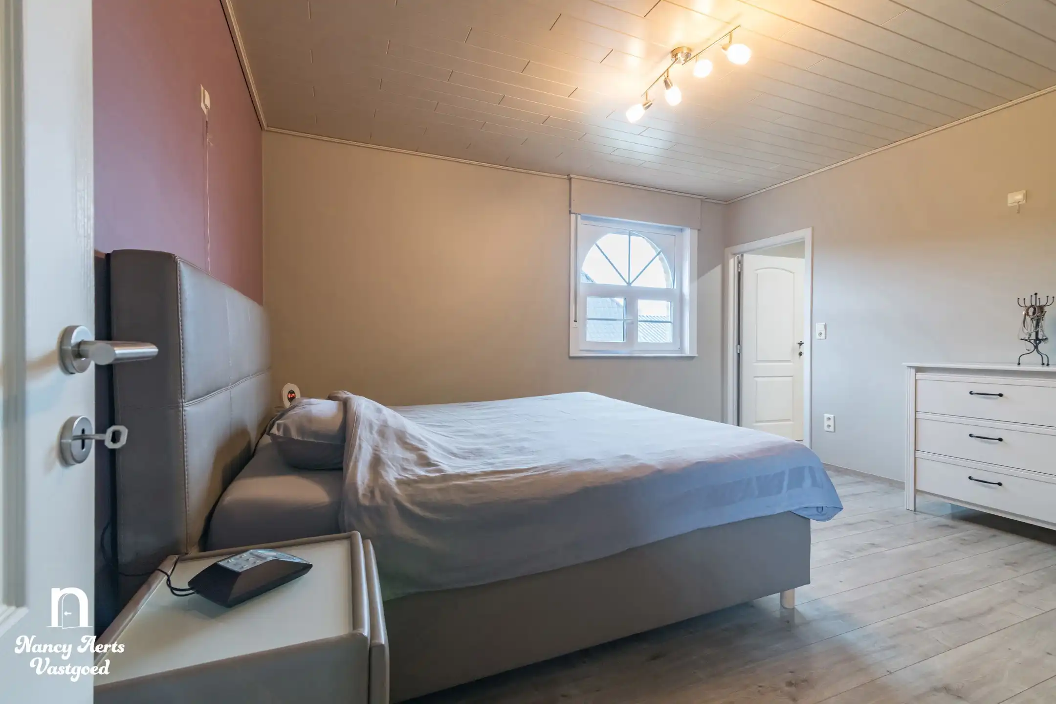 Ruime villa met praktijkruimte, kelder en zonnige tuin foto 41