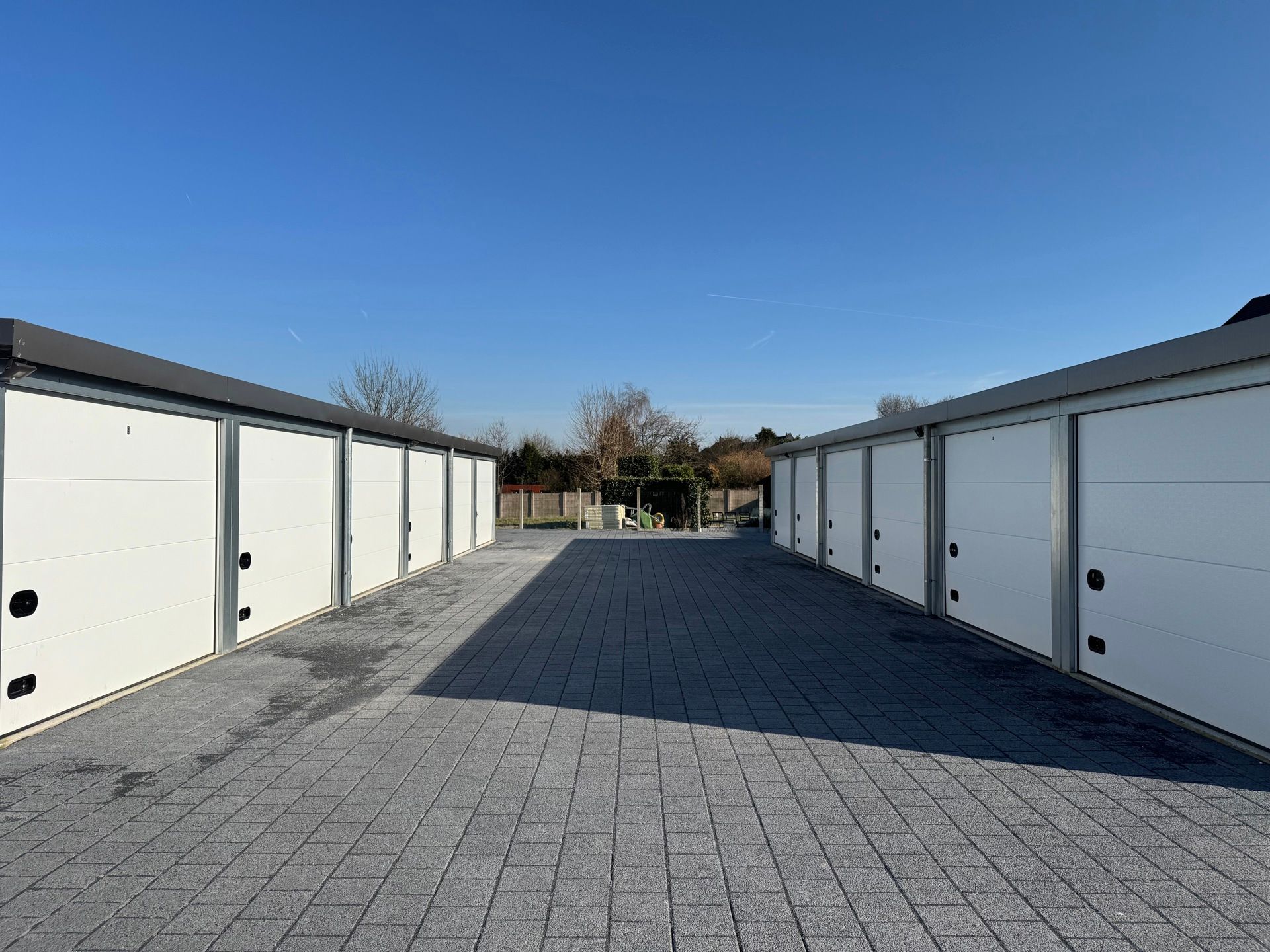 Garage te koop in Meerbeke foto {{pictureIndex}}