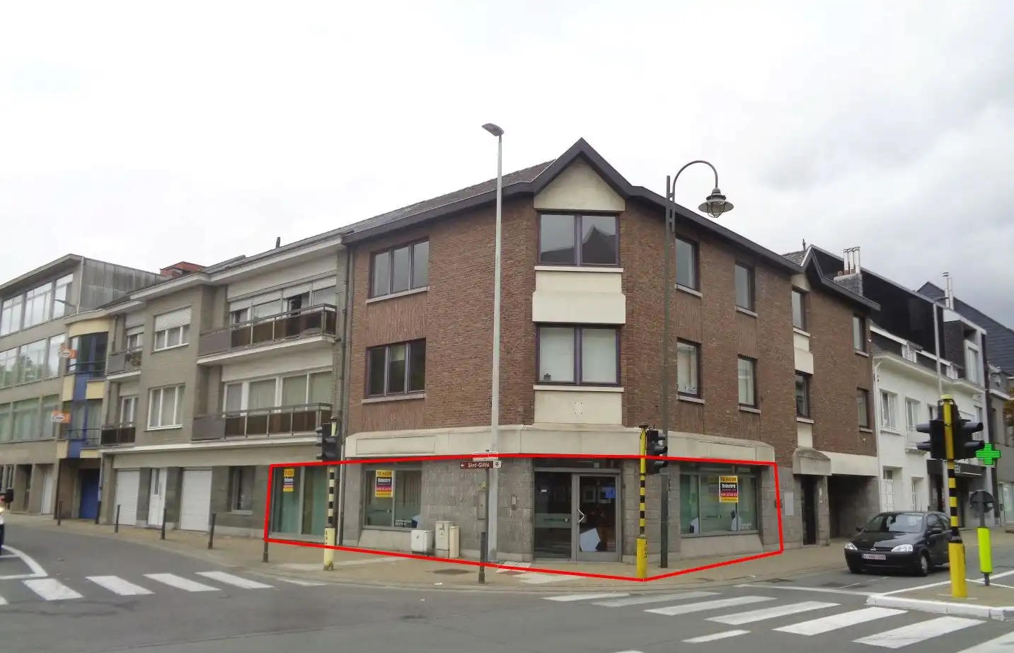 INSTAPKLAAR KANTOOR MET PARKING OP HOEKLOCATIE foto 17