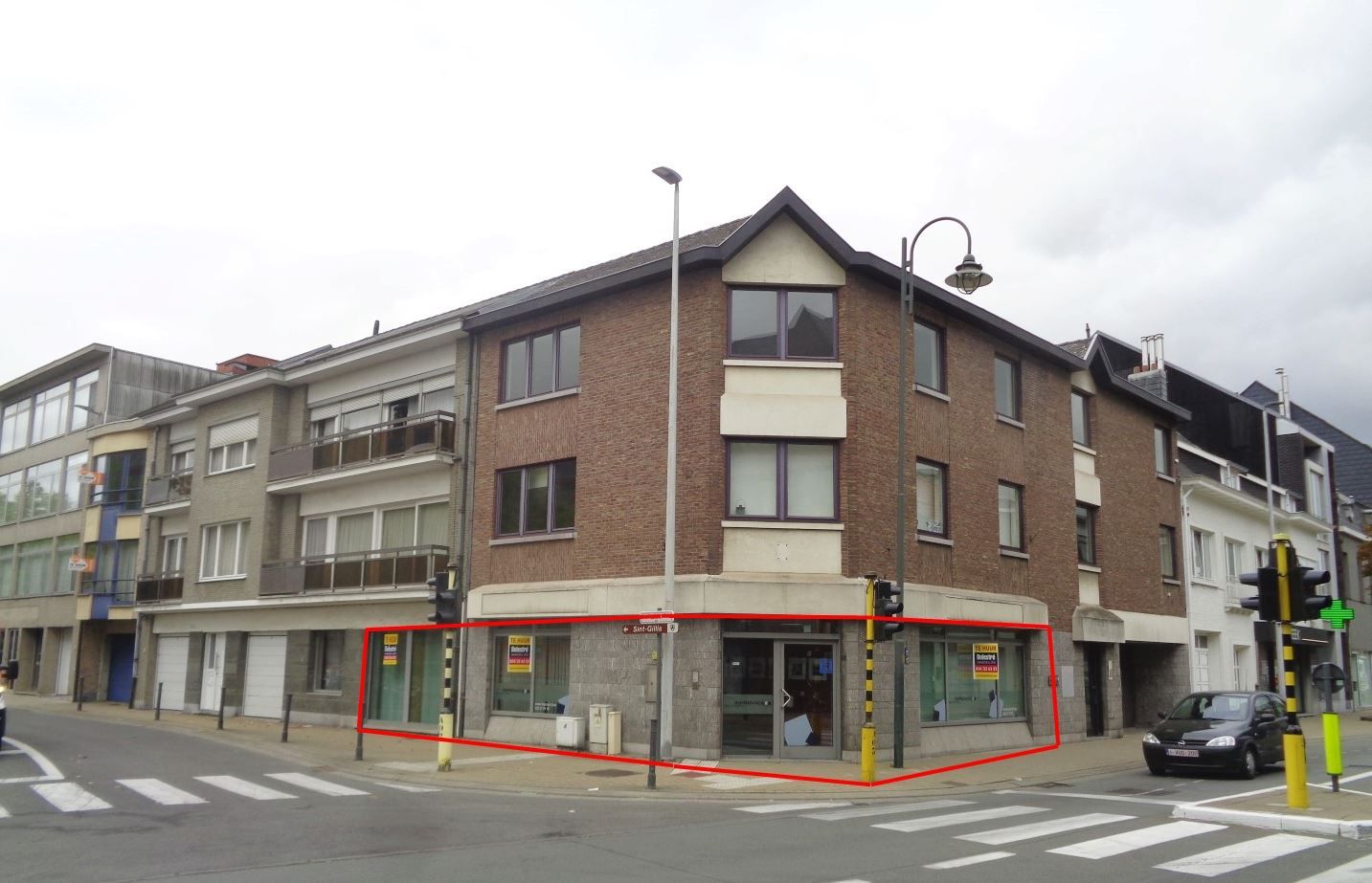 INSTAPKLAAR KANTOOR MET PARKING OP HOEKLOCATIE foto 17