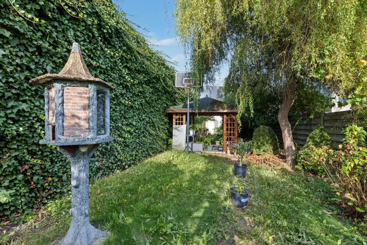 Gunstig gelegen rijwoning met zonnige tuin en praktische zijdoorgang foto 18