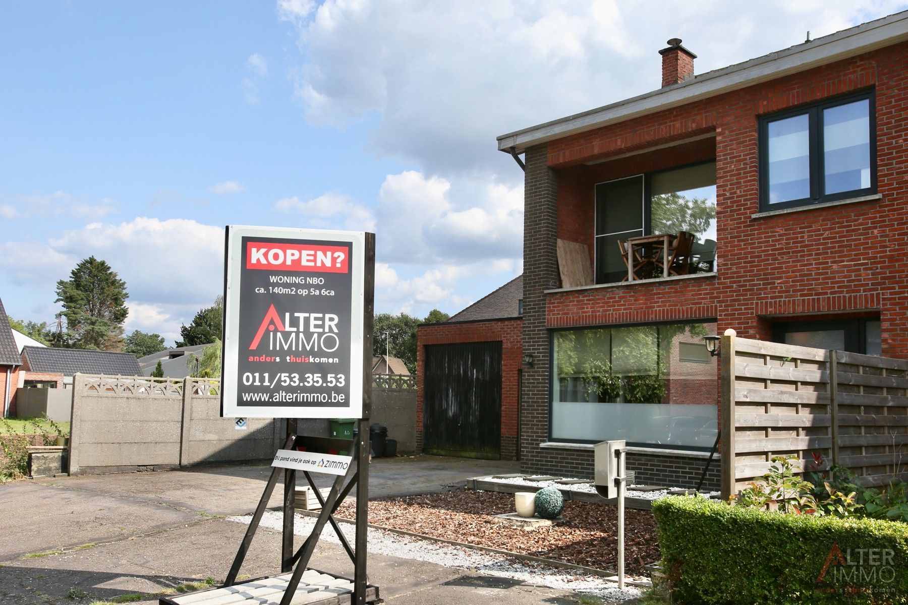 Goed gelegen, deels gerenoveerde woning met dubbele garage! foto 23