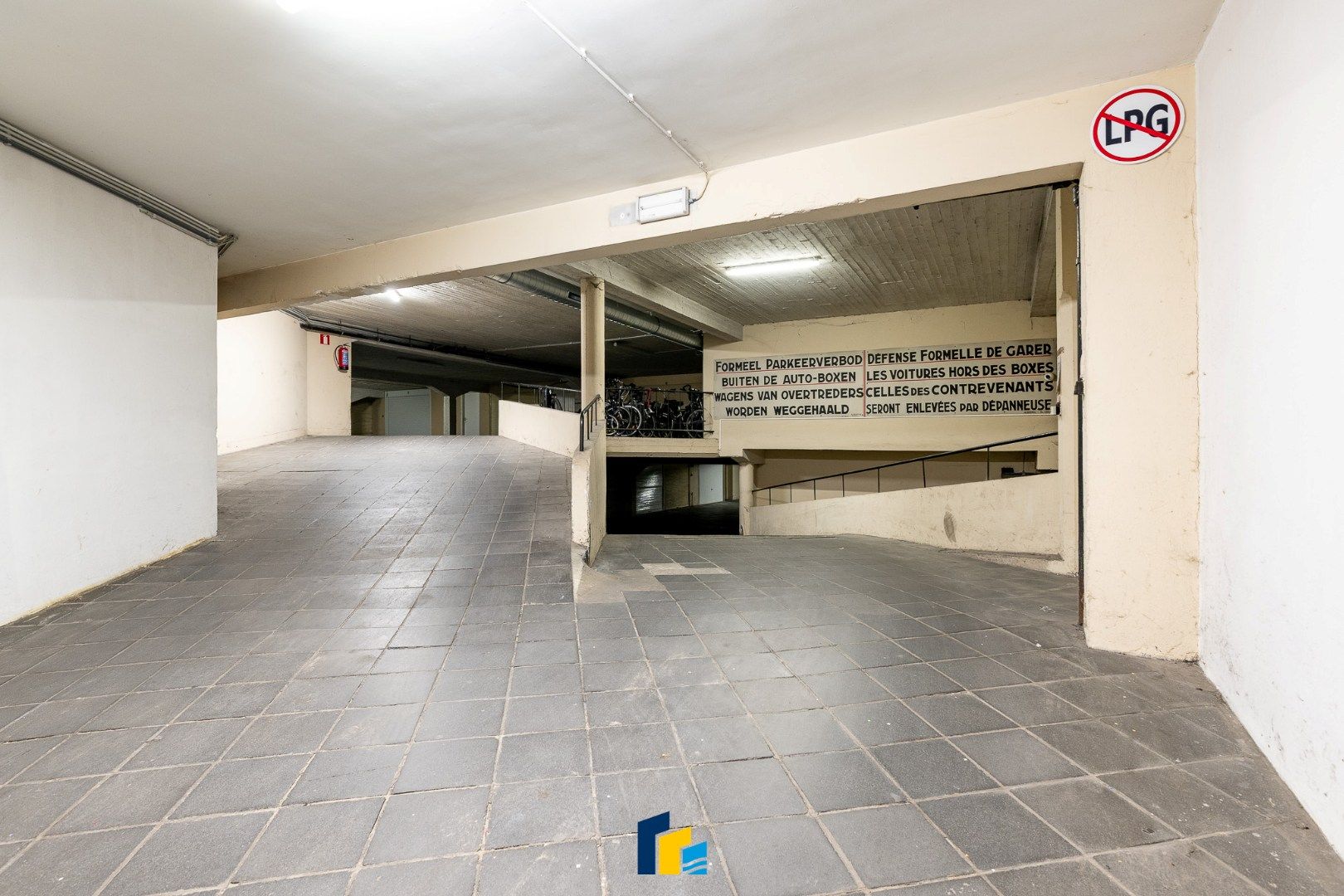 Centraal gelegen afgesloten autobox  foto 9