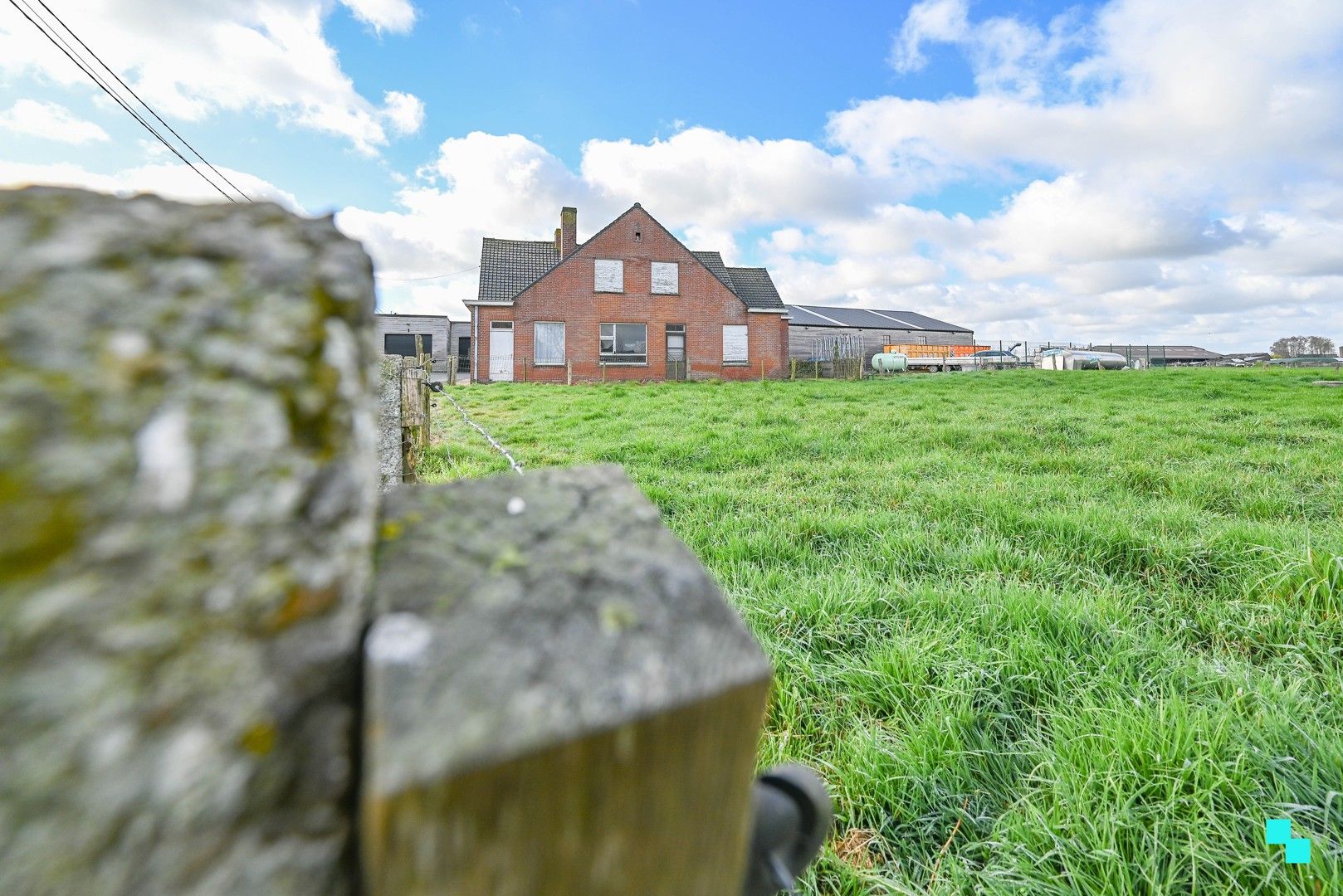 Landelijk gelegen woning met diverse loodsen foto 6