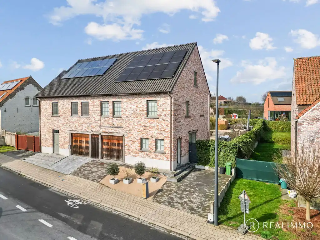 Zeer ruime en kwalitatieve halfopen bebouwing met uitbreidingsmogelijkheden foto {{pictureIndex}}