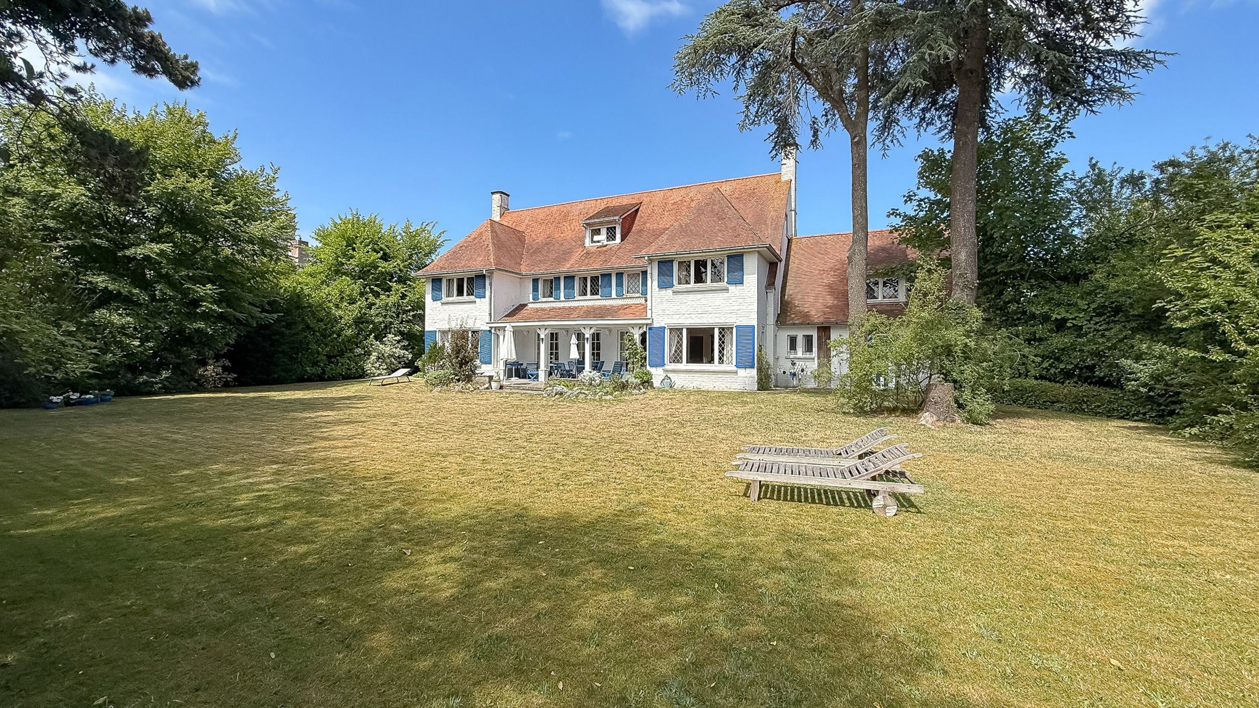 Hoofdfoto van de publicatie: Karaktervolle villa met uitzonderlijk potentieel -TOPLOCATIE