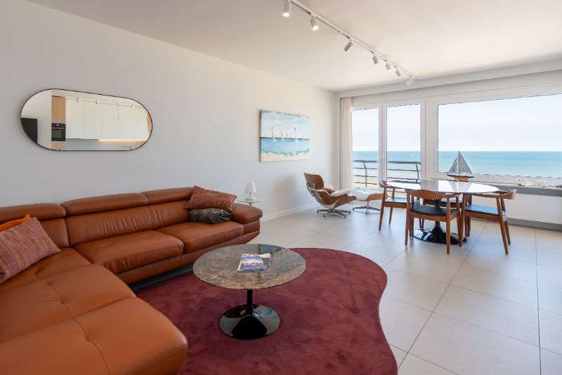 Gerenoveerd 3-slaapkamer doorloop appartement met frontaal zeezicht te koop foto 2