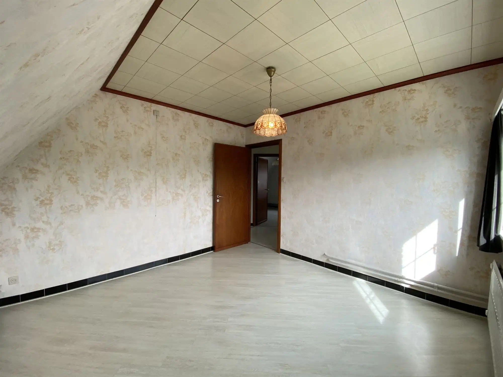 Charmante open bebouwing met 3 slaapkamers, grote garage en zonnepanelen foto 14