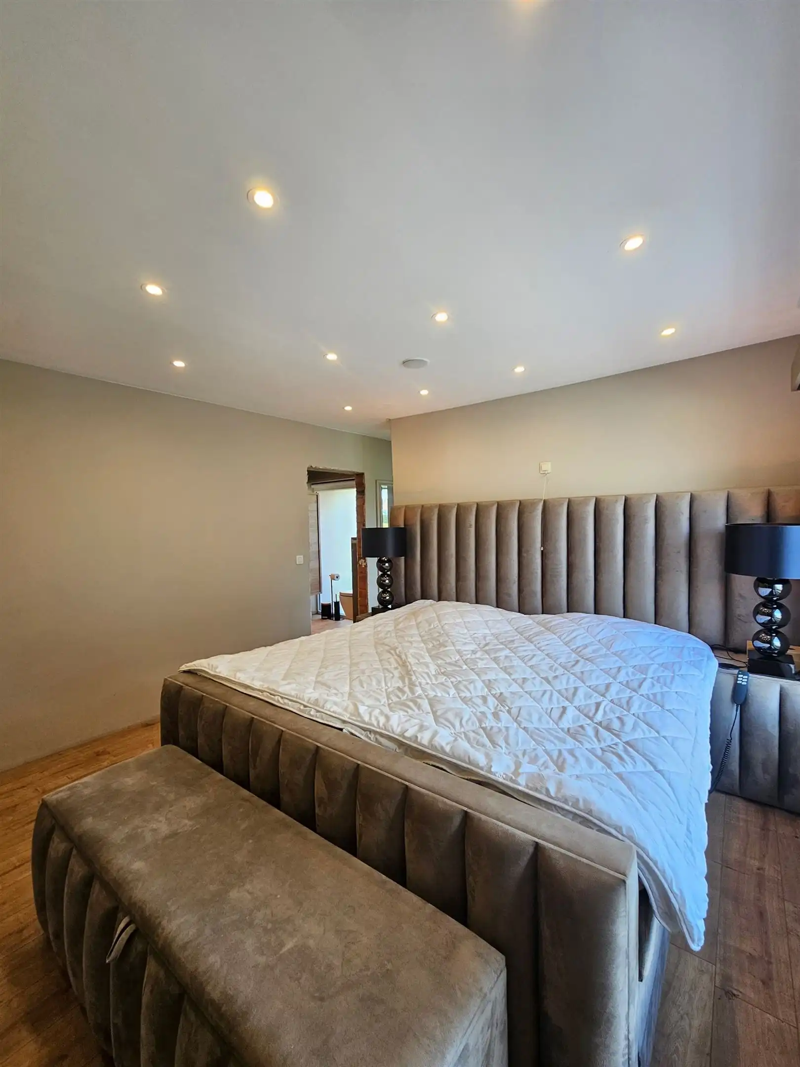 Gerenoveerde woning met 1 slaapkamer, grote tuin en garage foto 6