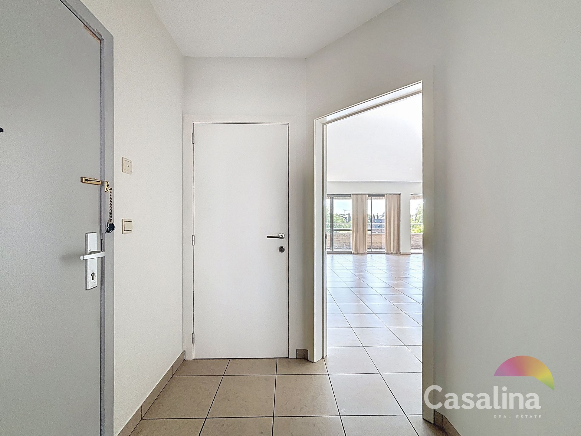 Ruim drie slaapkamer appartement te huur  foto 15