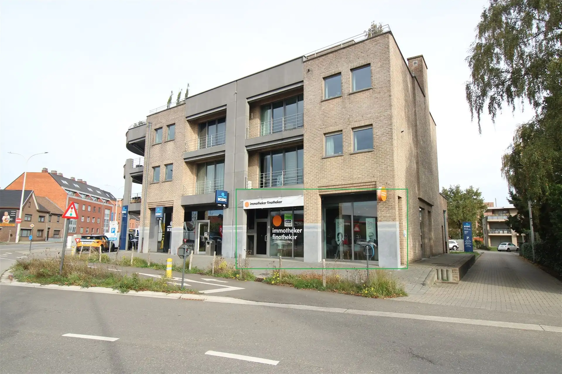 Investeringspand van ca. 70 m² met topzichtlocatie aan Hermanslaan (hoek Rijksweg), v foto {{pictureIndex}}