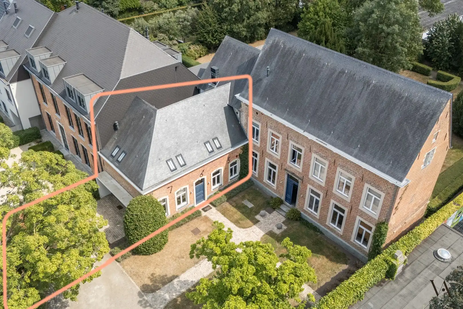 Karaktervolle abdiswoning met 3 slaapkamers en tuin in historisch Abdiskwartier foto {{pictureIndex}}
