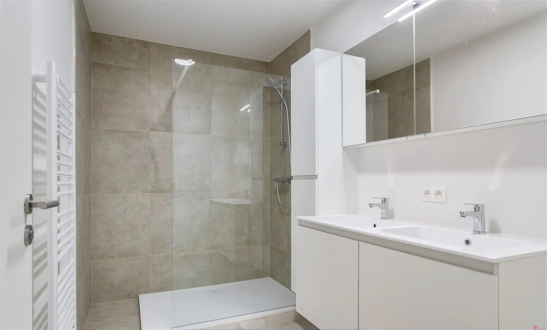 Recent, modern appartement nabij het centrum foto 9